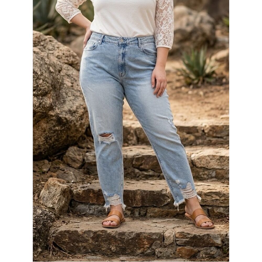 NWT Good American Plus Size Light Wash Distressed Ankle Cropped Jeans - Size 24